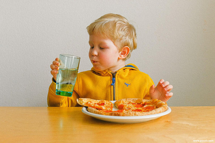 dziecko pije wodę ze szklanki